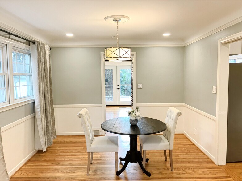 Building Photo - 906 Putney St