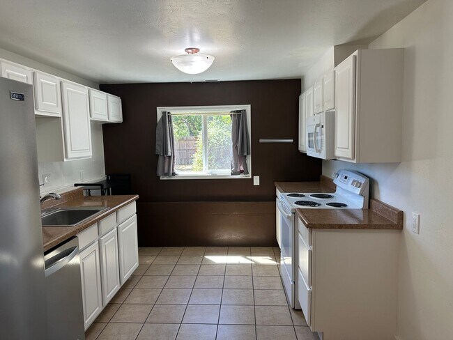 Building Photo - Updated 4 bedroom 2 bath house in Eugene!