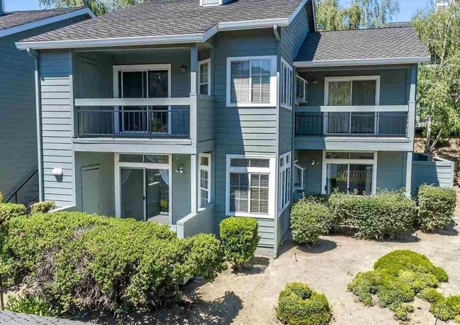 Building Photo - Fabulous Canyon Meadows Condo - Move-In Re...