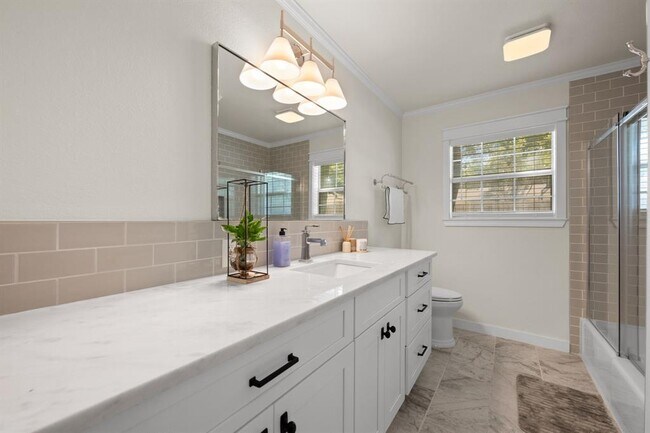 Building Photo - 303 Lakeway Dr