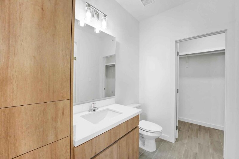 Building Photo - 1402 W Platinum Dr