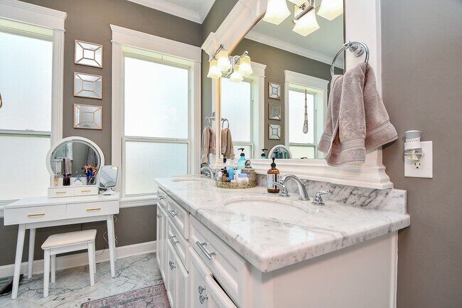 Building Photo - 2109 Bidwell Dr