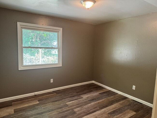 Building Photo - 2 Bedroom | 1 bath - Remodeled Unit Located in Springfield!