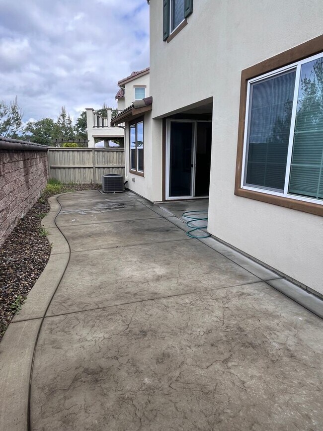 Building Photo - BEAUTIFUL HOME IN ROSEVILLE IN THE GATED COMMUNITY OF STONE POINT!!