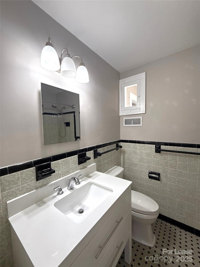 Building Photo - 2023 Robin Rd