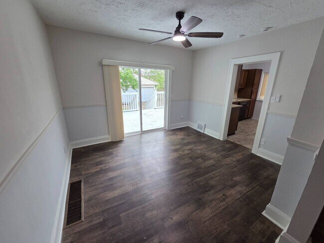 Building Photo - Charming 3-Bedroom Property in Prime Location