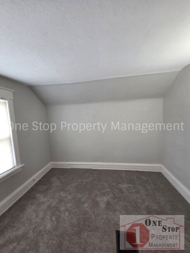 Building Photo - Spacious 3 bedroom/ 2 bathroom in Kansas City!
