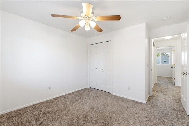Building Photo - 3 Bedroom 2.5 Bathroom Townhouse in Southeast Boise