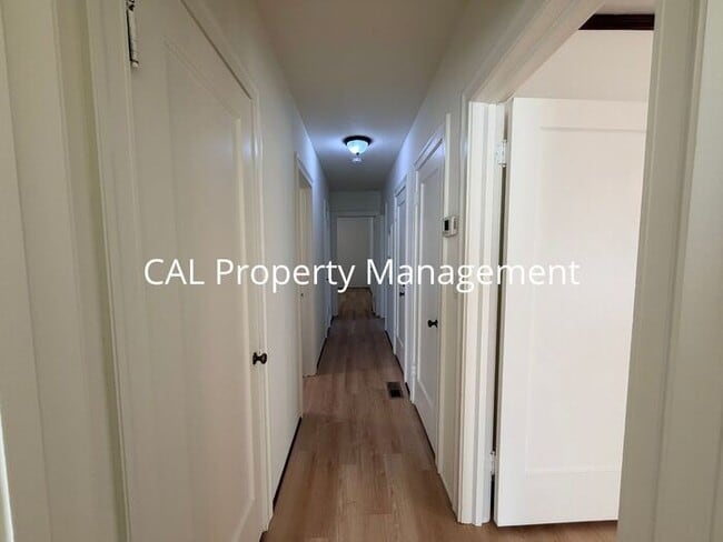 Building Photo - 3 Bed/2 Bath Single Level Home!