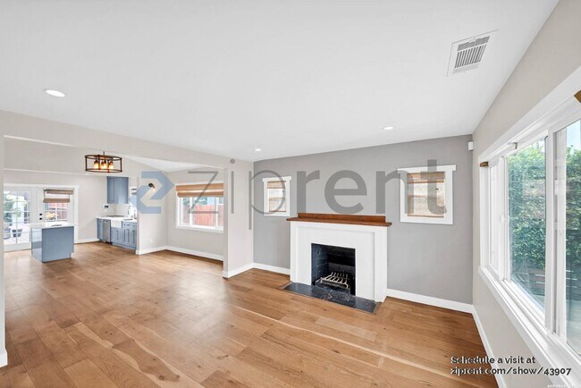 Building Photo - 5150 S Manhattan Pl