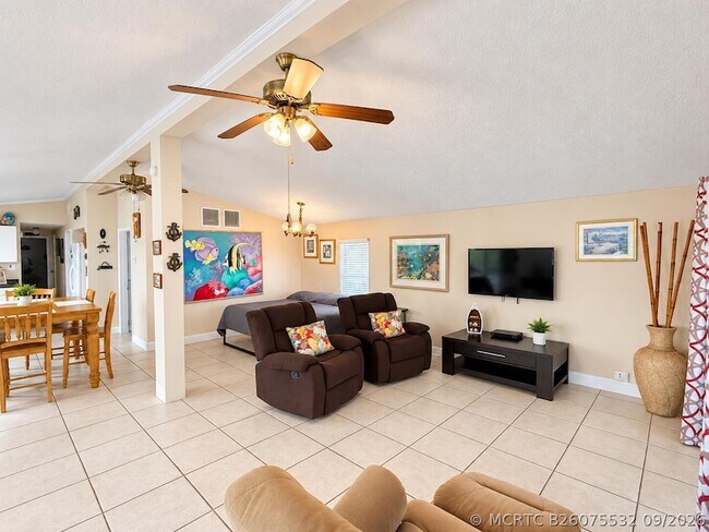 Building Photo - 932 Tropical Ln