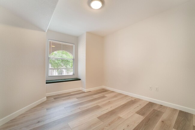 Building Photo - Stylish Condo with Modern Touches!