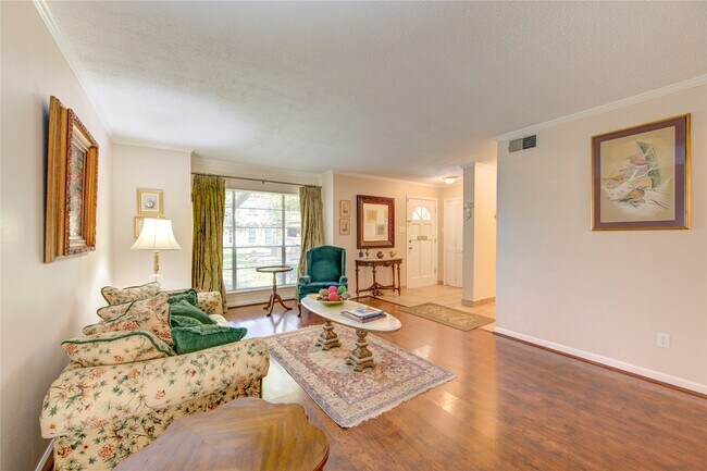 Building Photo - 824 Wax Myrtle Ln