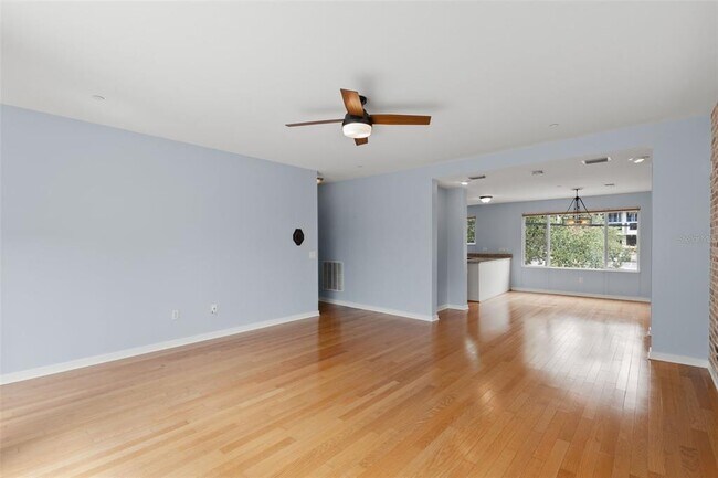 Building Photo - 347 4th Ave S