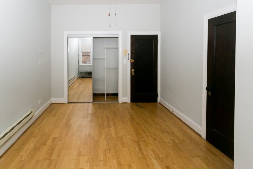 Building Photo - 4634 N Paulina St