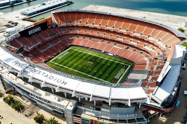 Building Photo - 10628 Lee Ave