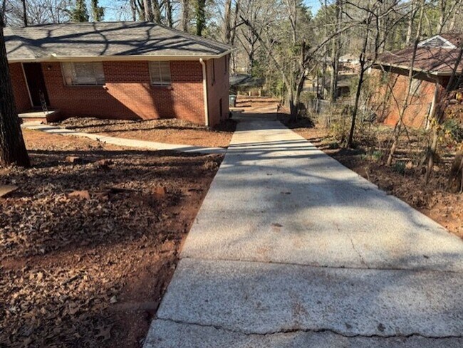 Building Photo - MOVE IN SPECIAL! HALF OFF FIRST MONTH!!