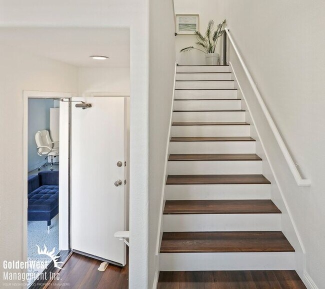 Building Photo - Bright and Modern 2Bdm 2Ba Townhome with Private Patio in Scripps Ranch!