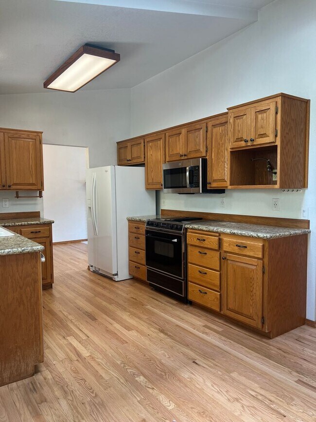 Building Photo - 3 bedroom 2.5 bathroom Home in Lake Steven...