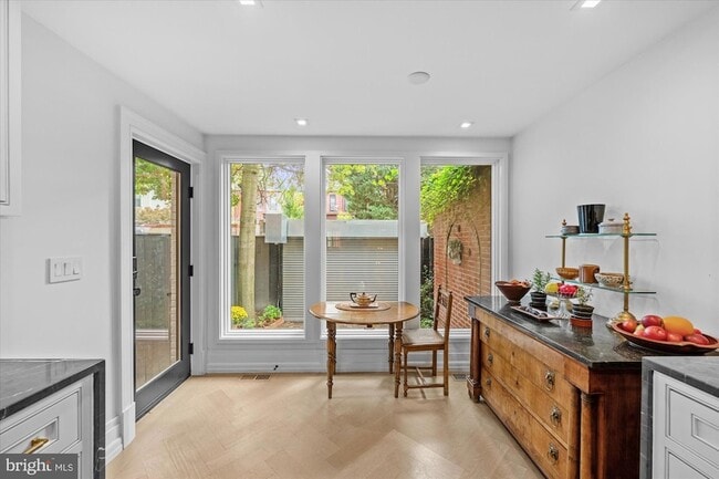 Building Photo - 1524 Swann St NW