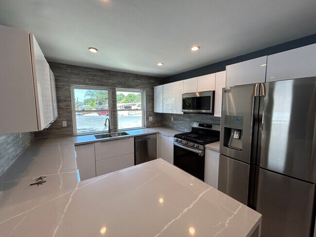 Building Photo - Newly Renovated 4 bed house! (Lease out, pending signatures. Check back in a few days!)