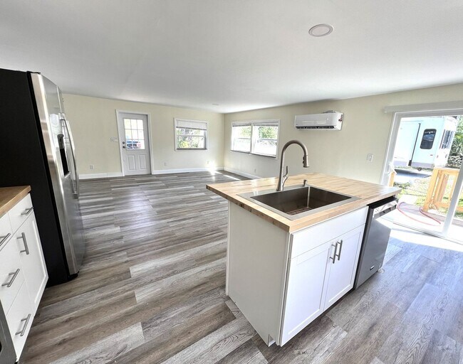 Building Photo - FIRST MONTHS RENT FREE!!! 5 ACRES OF PARAD...