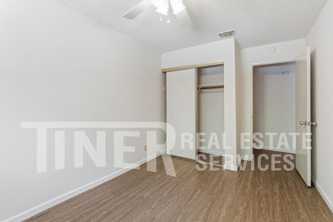 Building Photo - 5535 E Knoll Dr