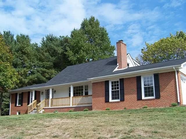 Building Photo - 302 Little Cir