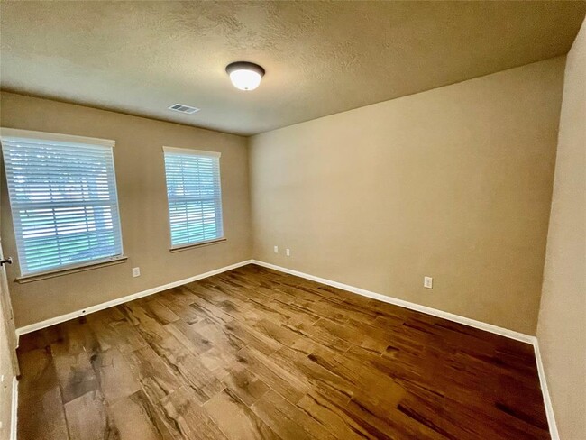 Building Photo - 2115 Mooncrest Dr
