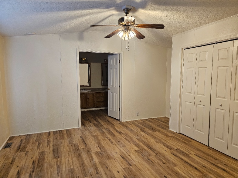 Building Photo - 217 W Fairlane Dr