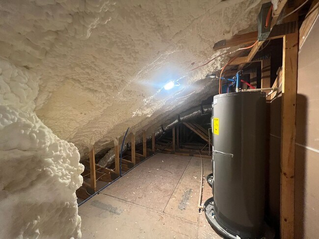 Building Photo - 5 bedroom, 3 bath home in Savannah, near I-16