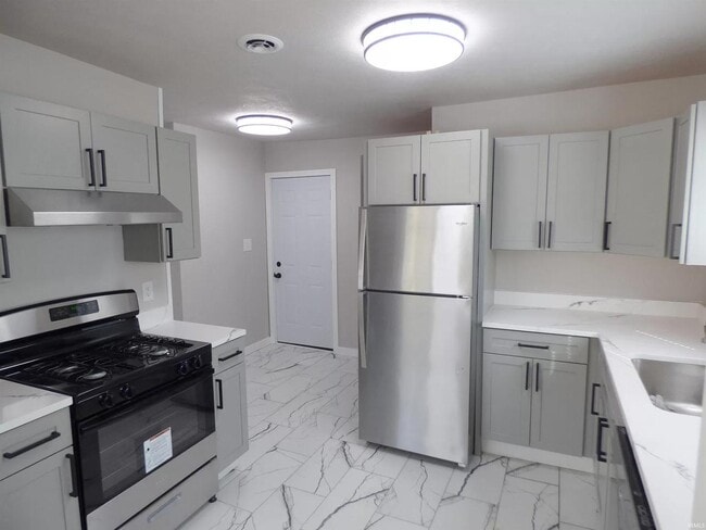 Building Photo - 19025 Oakmont S Dr