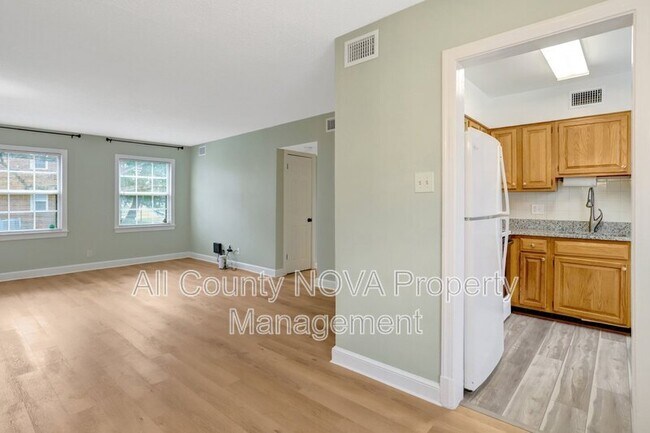 Building Photo - 2405 Arlington Blvd