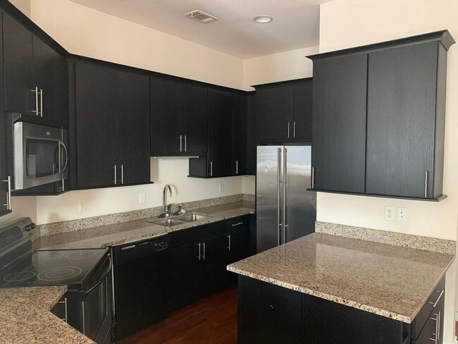 Building Photo - 2 BED | 2 BATH | PRIVATE FRONT AND BACK PORCH | MIDTOWN
