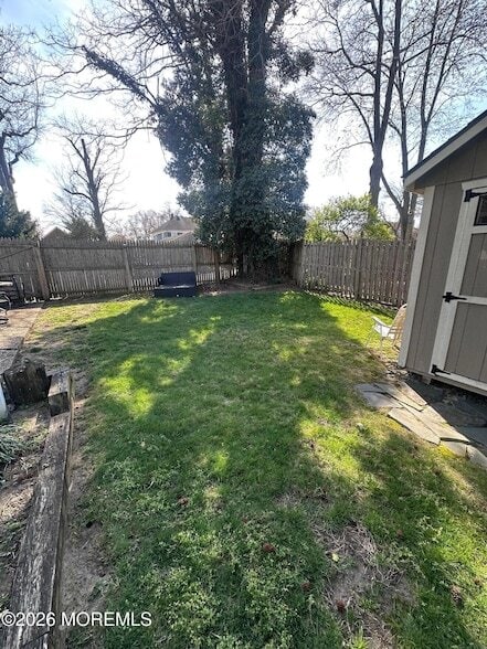 Building Photo - 402 Maple Dr