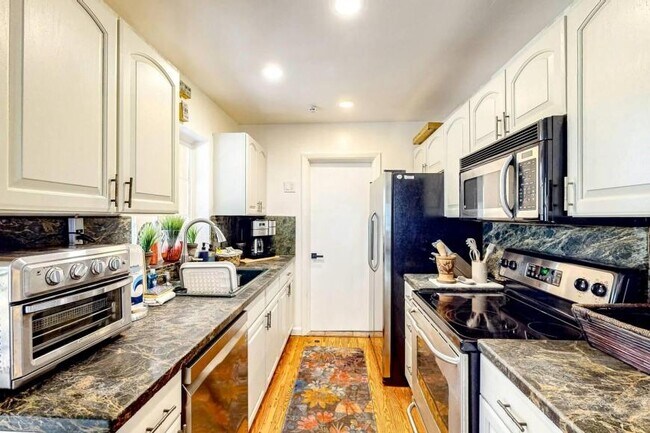 Building Photo - 3 bedroom in Hollywood FL 33020