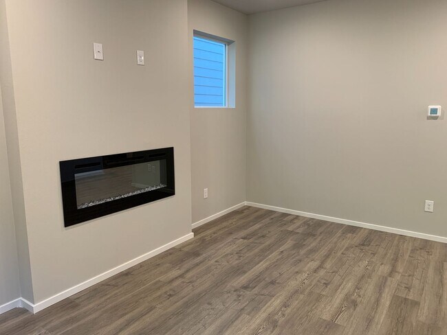 Building Photo - Gorgeous  4 Bed 2.5 Bath Home in Camas! Union School District! Laminate Floors Throughout Main! S...