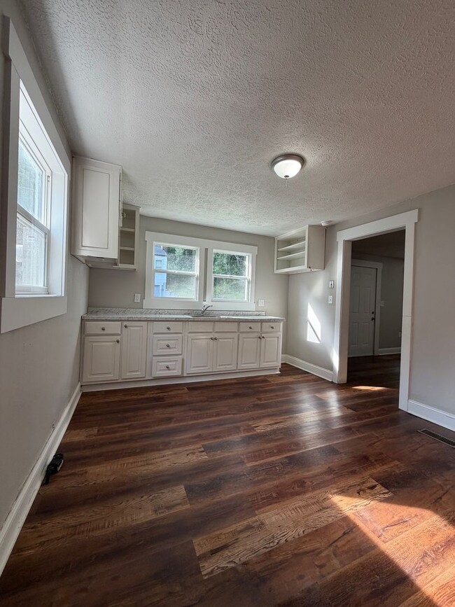 Building Photo - 3 Bedroom in Frankfort!
