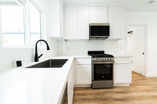 Building Photo - 7020 Schroll St