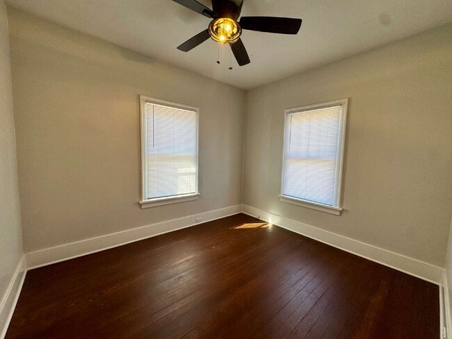 Building Photo - 2 bedroom, 1 bathroom duplex now available on the southside of Ottawa