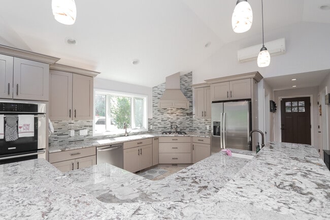 Building Photo - 22 Allen St