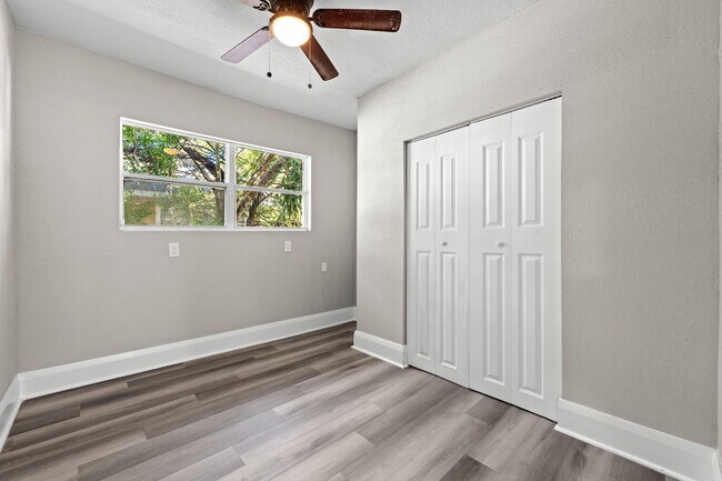 Building Photo - 1010 E Lake Ave