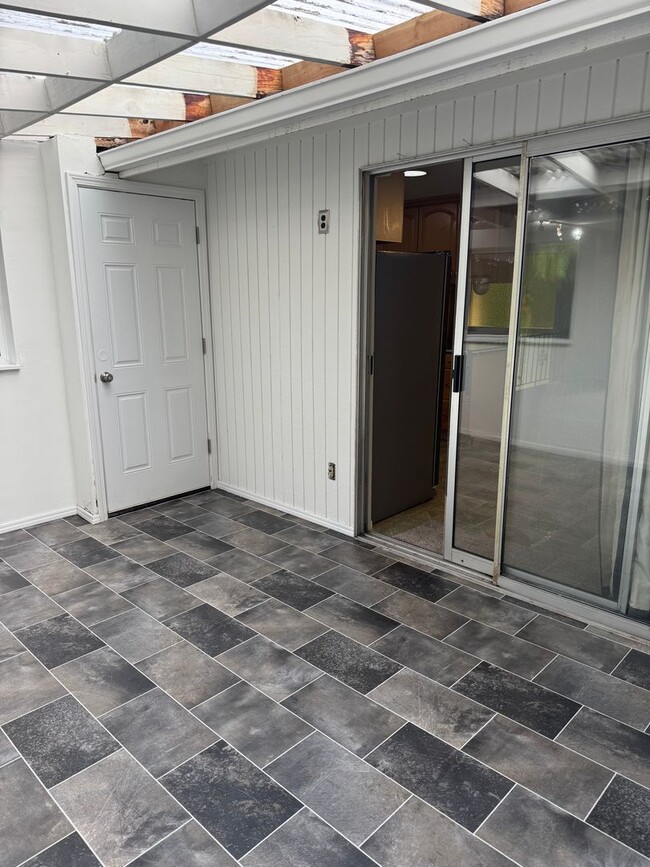 Building Photo - Beautiful 5 Bed 2 & 3/4 Bath home in Tacoma