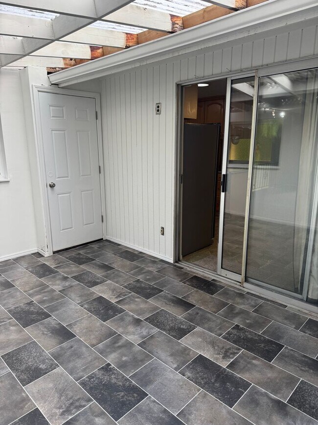 Building Photo - **PENDING**Beautiful 5 Bed 2 & 3/4 Bath home in Tacoma