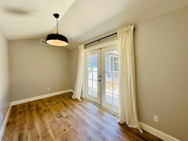 Building Photo - Beautiful Remodeled 2bd Home w/Laundry, Pr...