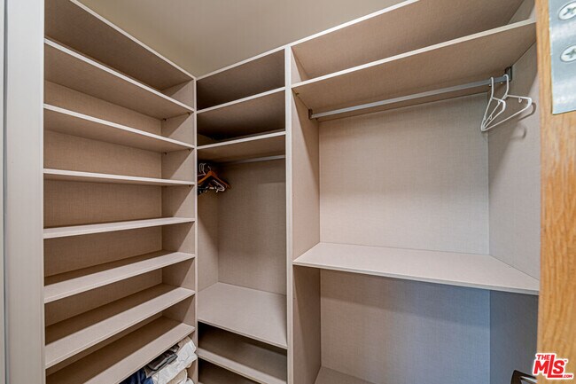 Building Photo - 6142 1/2 Lexington Ave