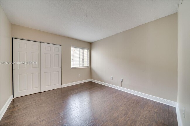 Building Photo - 6235 SW 47th Manor