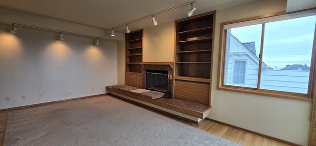 Building Photo - 3033 W Viewmont Wy W