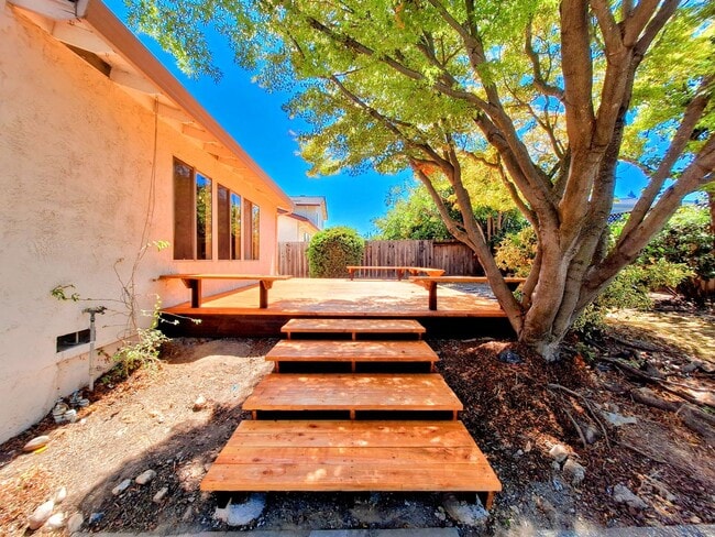 Building Photo - Spacious 4bd Tri-Level Home w/Central Heat...