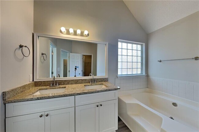 Building Photo - 137 Legend Creek Dr